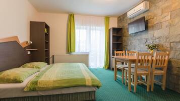 Kolmen hengen superior-huone, parveke | Silitysrauta/-lauta, ilmaiset vauvansängyt, ilmainen Wi-Fi