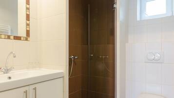 Camera familiare, terrazzo | Bagno | Doccia, asciugamani