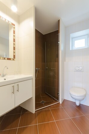 Familiekamer, terras | Badkamer | Een douche, handdoeken