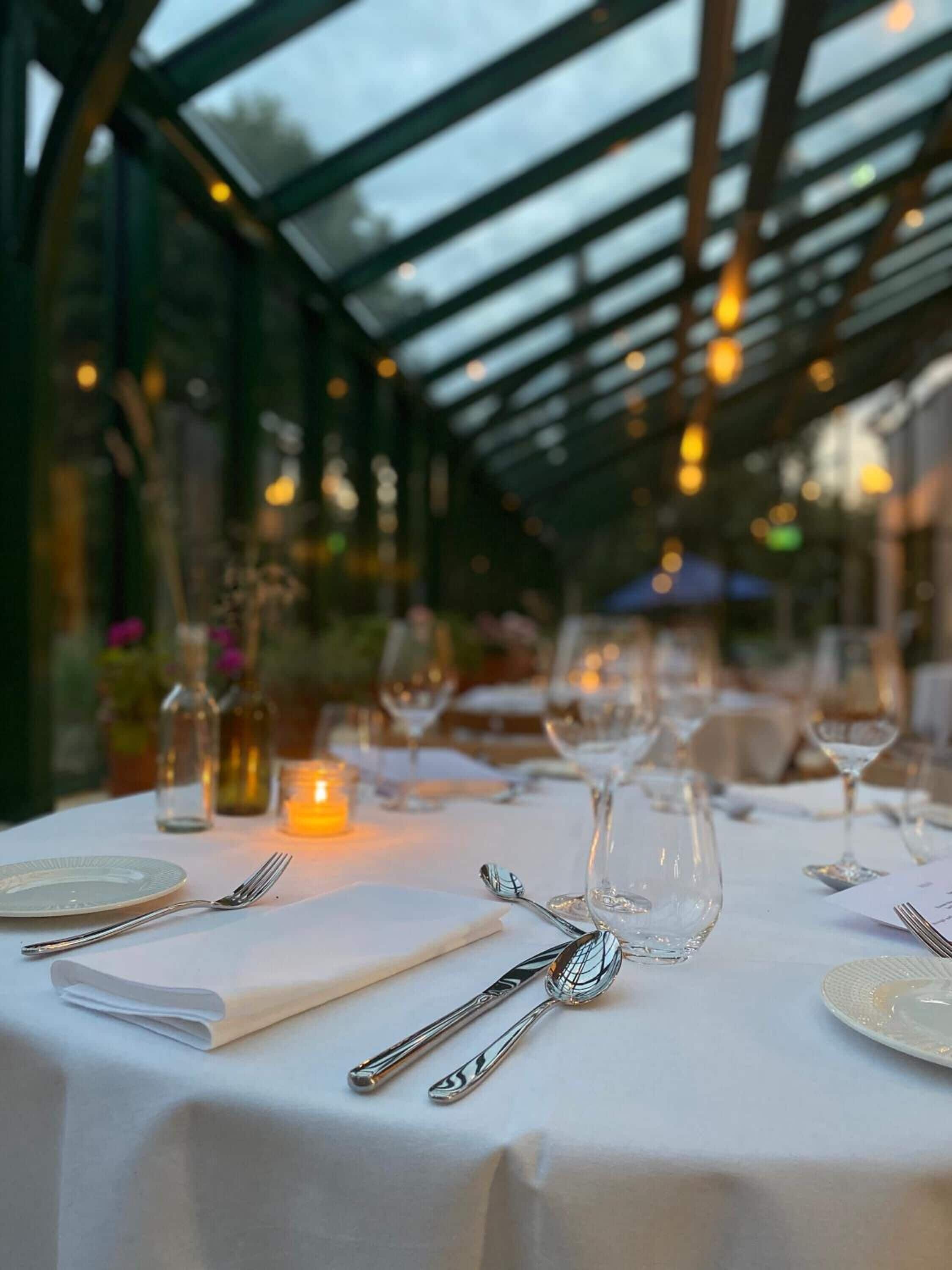 Frokost og middag serveres