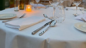 A table set for dining with a glass roof structure overhead. - Ramme Fjordhotell - Unike Hoteller (Vestby)