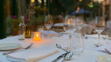 Petit déjeuner et dßner servis sur place