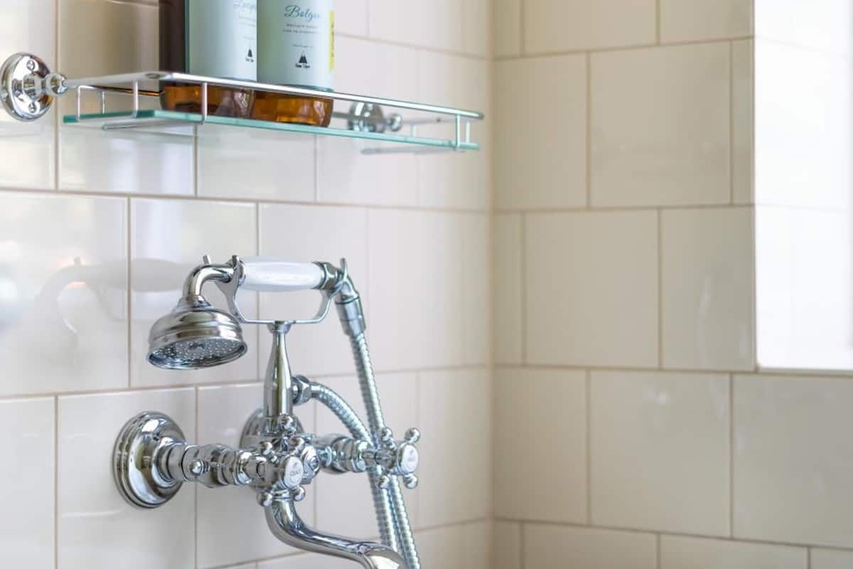 deep-soaking bathtub, hair dryer, towels, soap