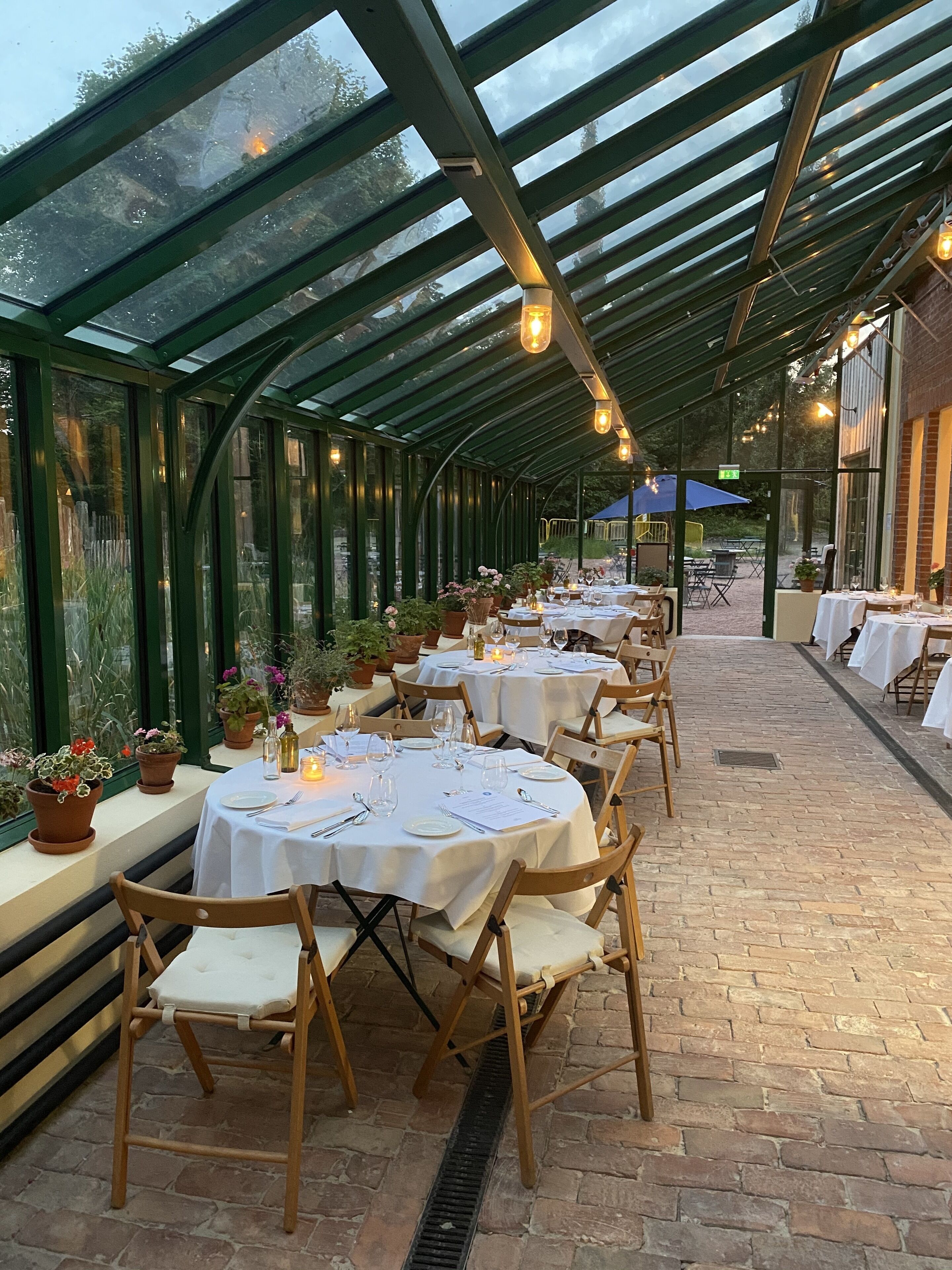 Breakfast and dinner served