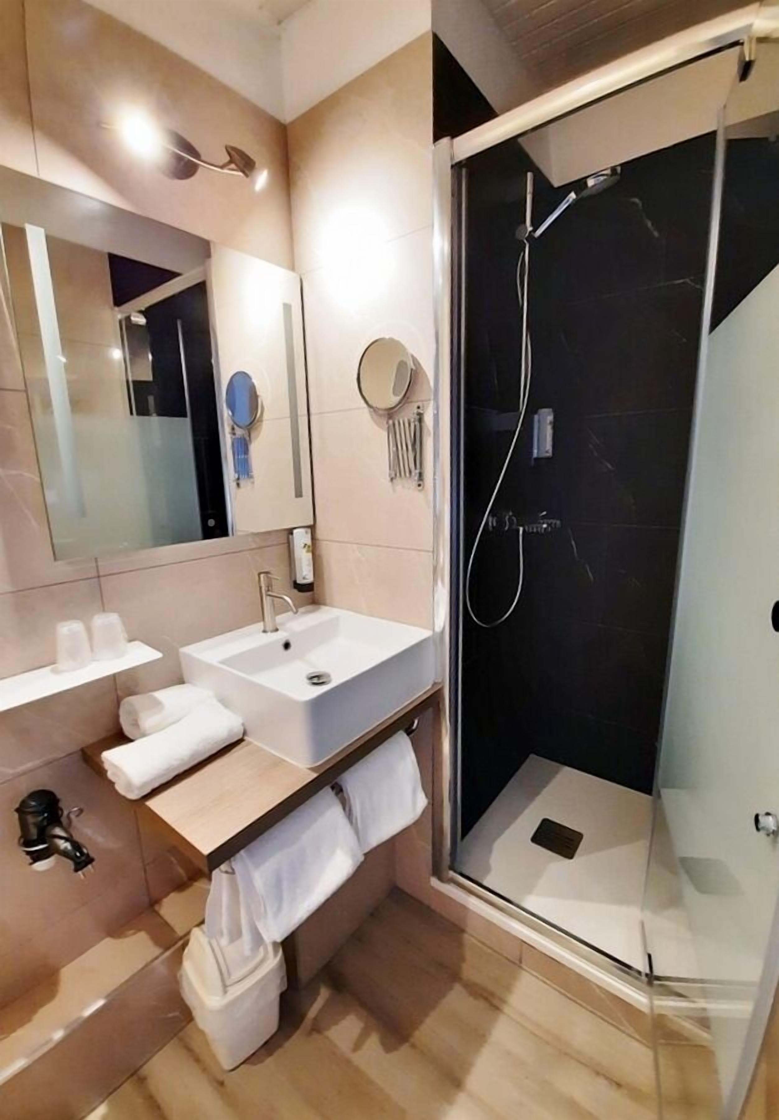 comfort double or twin room, 1 bedroom, private bathroom | bathroom | shower, free toiletries, hair dryer, towels