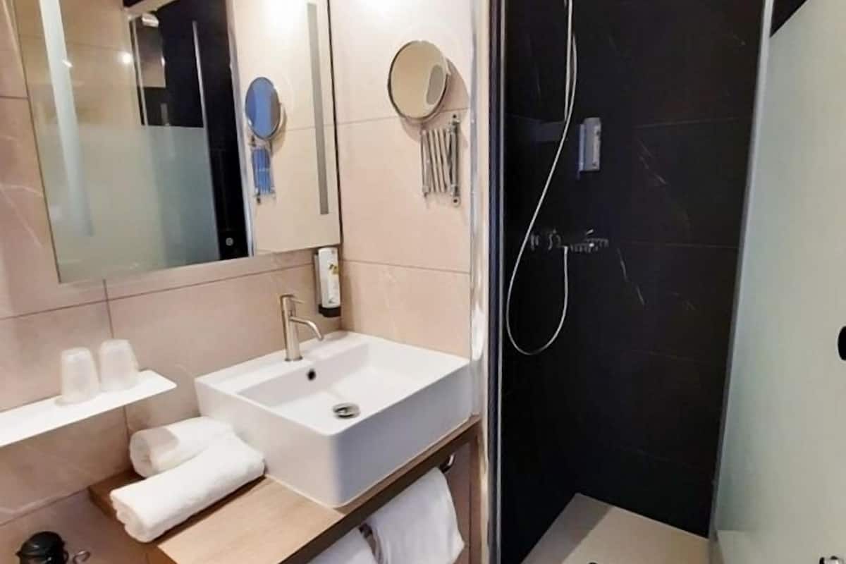 comfort double or twin room, 1 bedroom, private bathroom | bathroom | shower, free toiletries, hair dryer, towels