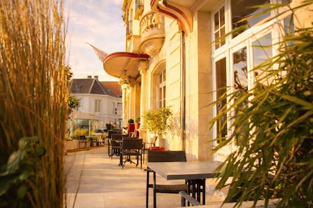 Exterior. Logis Hotel Le Majestic