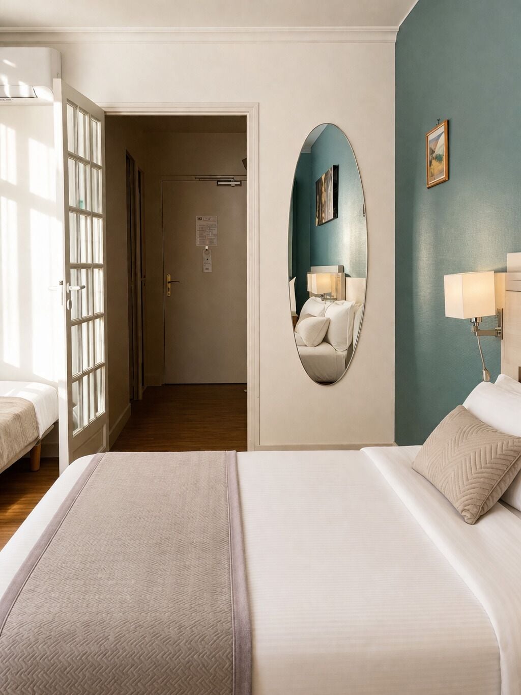 Tripla Comfort, 1 camera da letto, bagno privato | Biancheria da letto di alta qualità, una scrivania, Wi-Fi gratuito