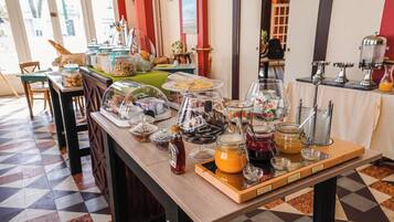 Petit déjeuner buffet servi tous les jours en supplément