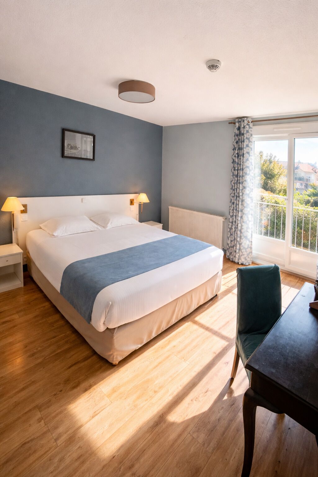 Doppia Comfort, 1 camera da letto, bagno privato | Biancheria da letto di alta qualità, una scrivania, Wi-Fi gratuito