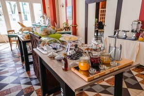 Desayuno buffet todos los días (EUR 13 por persona)