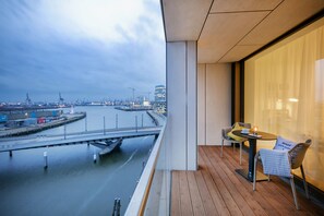 Junior Suite (3 Persons) | Terrace/patio - JUFA Hotel Hamburg HafenCity (Hamburg)