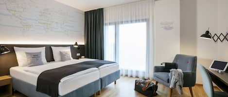 Minibar, Zimmersafe, Schreibtisch, laptopgeeigneter Arbeitsplatz