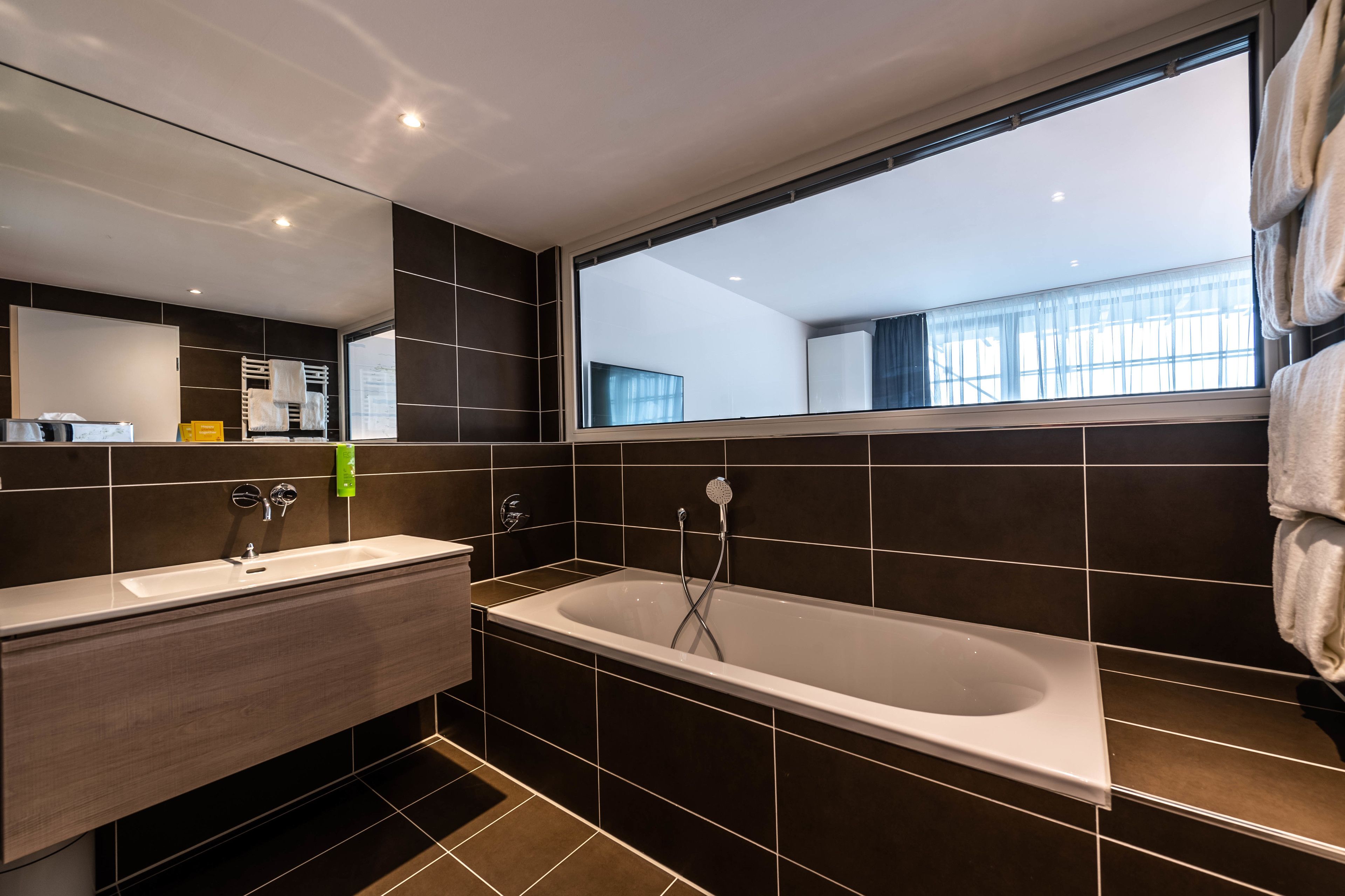 junior suite (3 persons) | bathroom | shower, free toiletries, hair dryer, towels