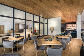 Bar (on property) - Hotel Melchior Park (Würzburg)