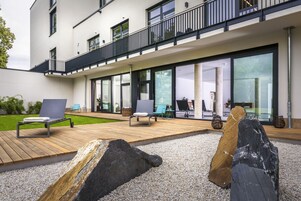 室内游泳池，室外游泳池，06:00 至 22:00 开放，日光浴躺椅