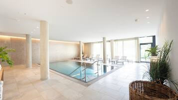 Innenpool, Außenpool, geöffnet von 06:00 Uhr bis 22:00 Uhr, Liegestühle