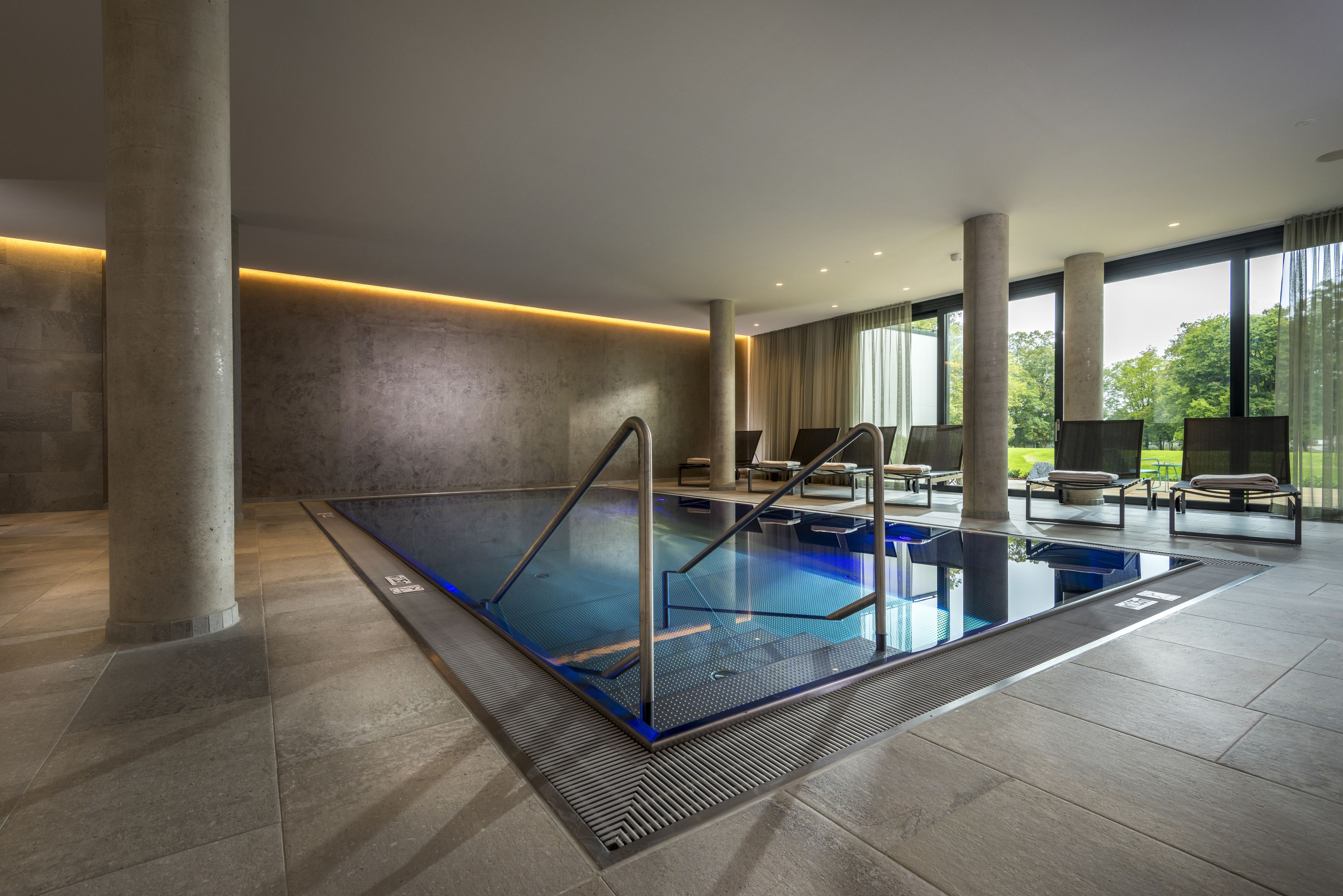 屋内プール、屋外プール、営業時間 6:00 ～ 22:00、サンラウンジャー