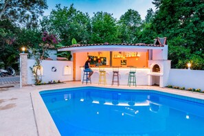 Seasonal outdoor pool, pool umbrellas, sun loungers - Calypso Cozy Suites (Ortaca)