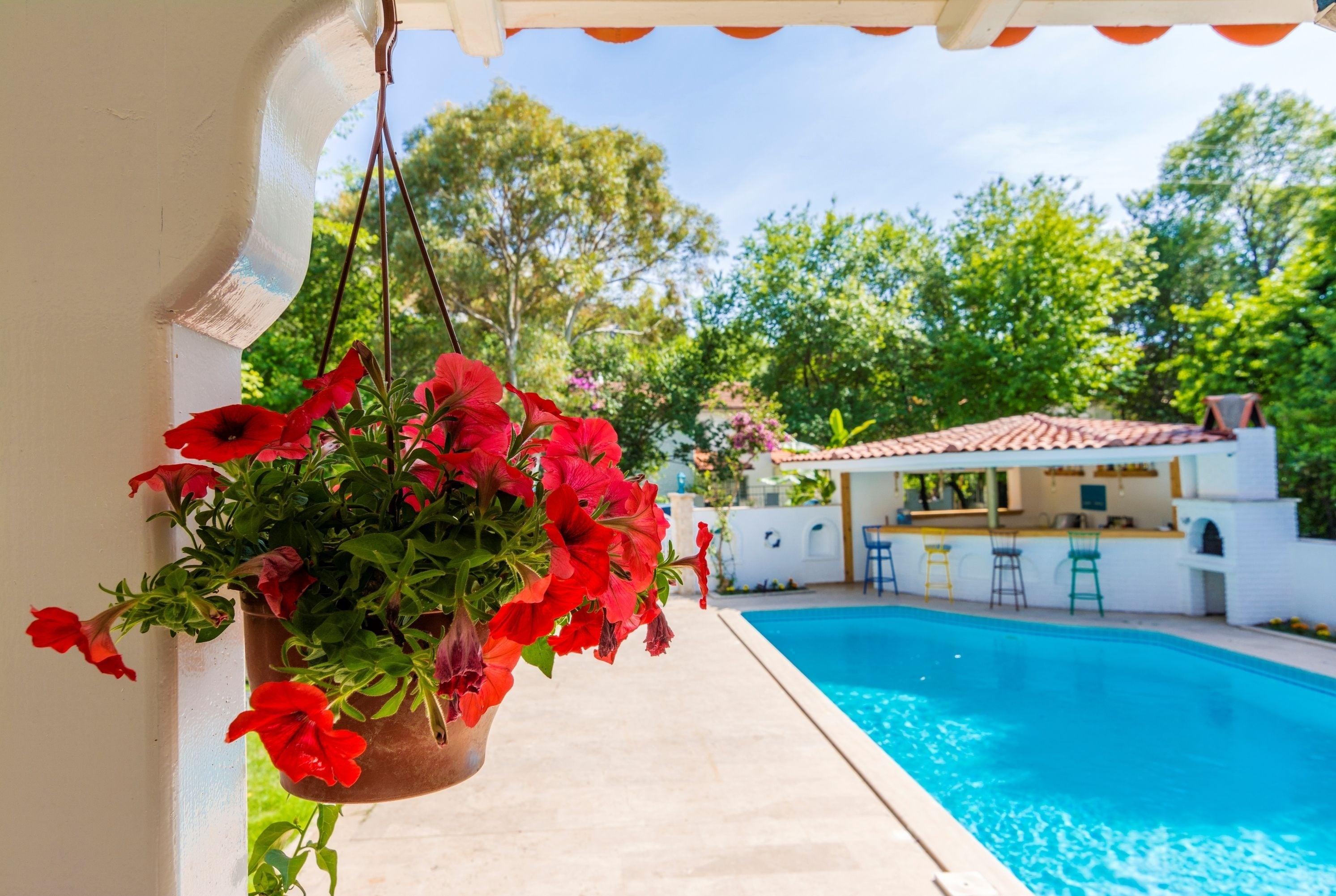 Una piscina al aire libre de temporada, sombrillas