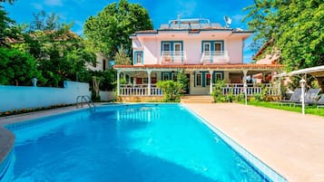 Außenpool (je nach Saison geöffnet), Sonnenschirme, Liegestühle