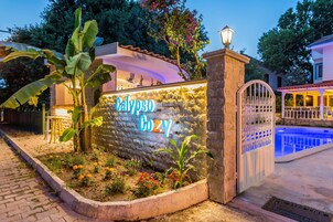 Fachada de la propiedad por la tarde o noche