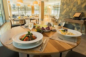 Breakfast, lunch and dinner served - Abant Lotus Otel (Bolu)