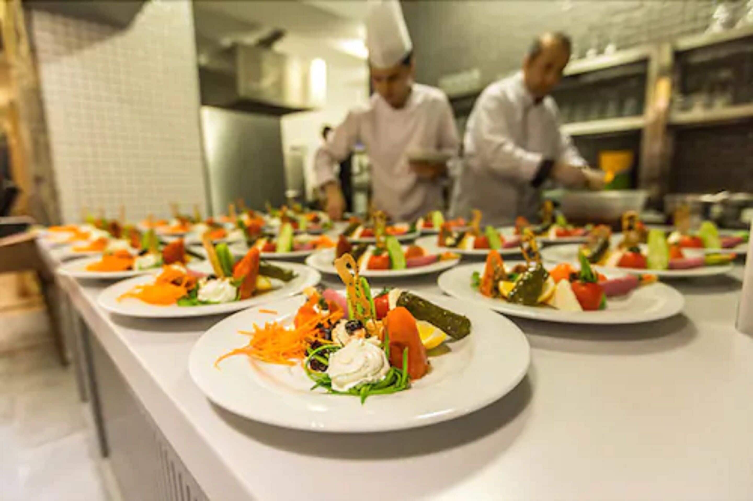 Vários pratos com diferentes tipos de comida, possivelmente em um restaurante.