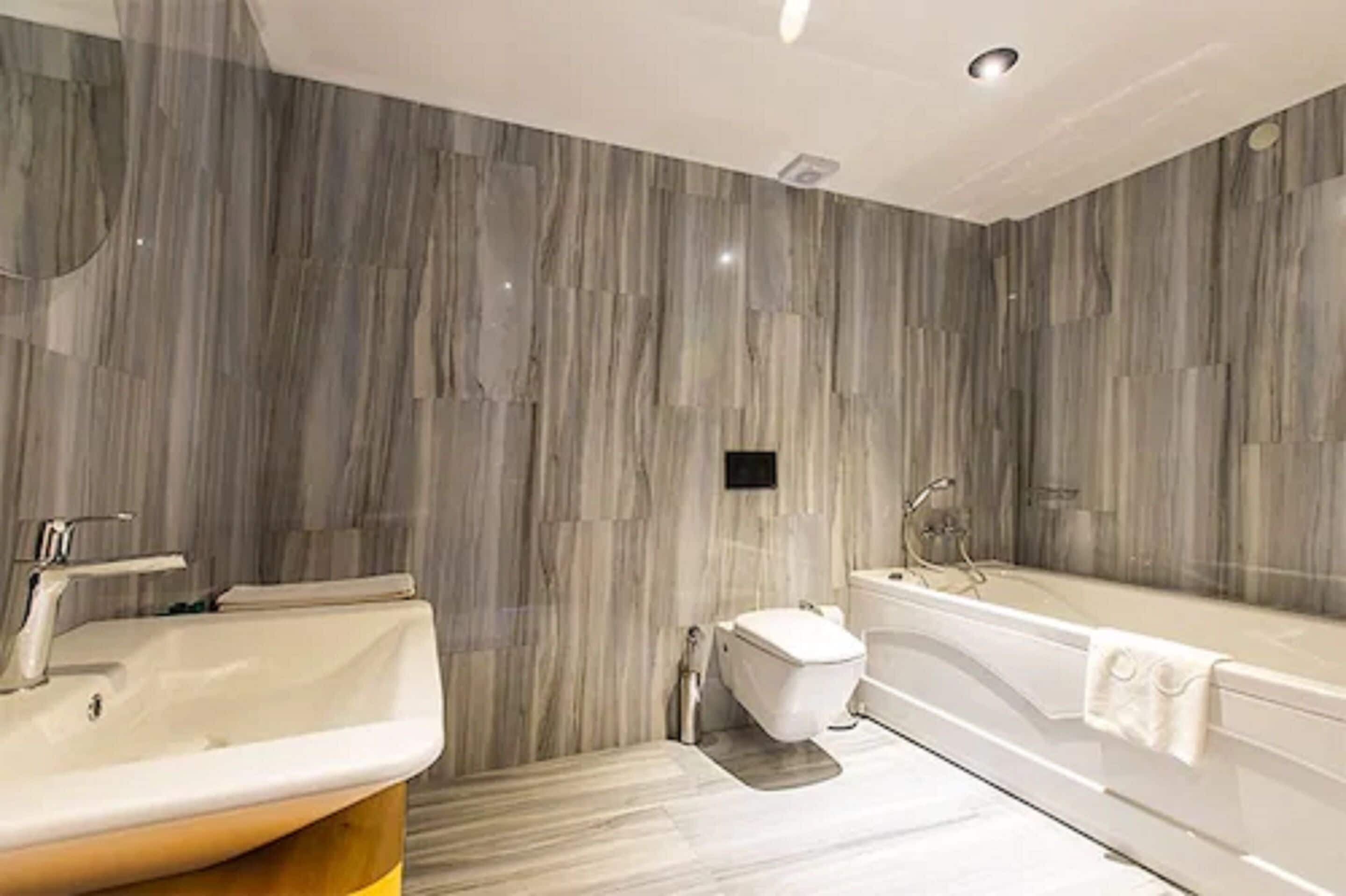 deluxe room, jetted tub | bathroom | free toiletries, hair dryer, bathrobes, slippers