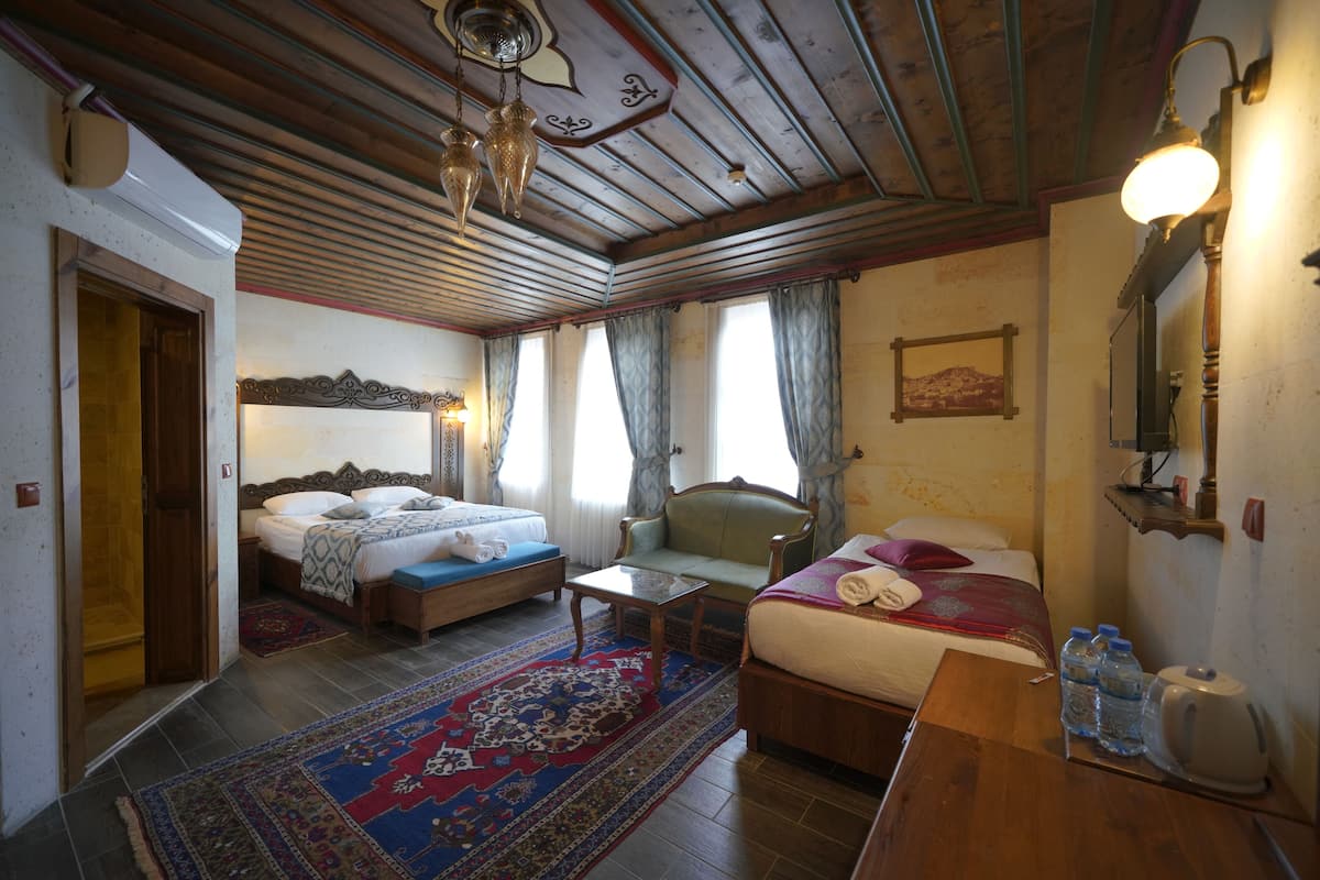 Deluxe Twin Room | 1 bedroom, minibar, in-room safe, desk