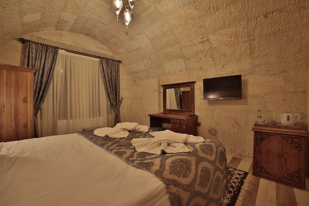 Standard Double Room | 1 bedroom, minibar, in-room safe, desk