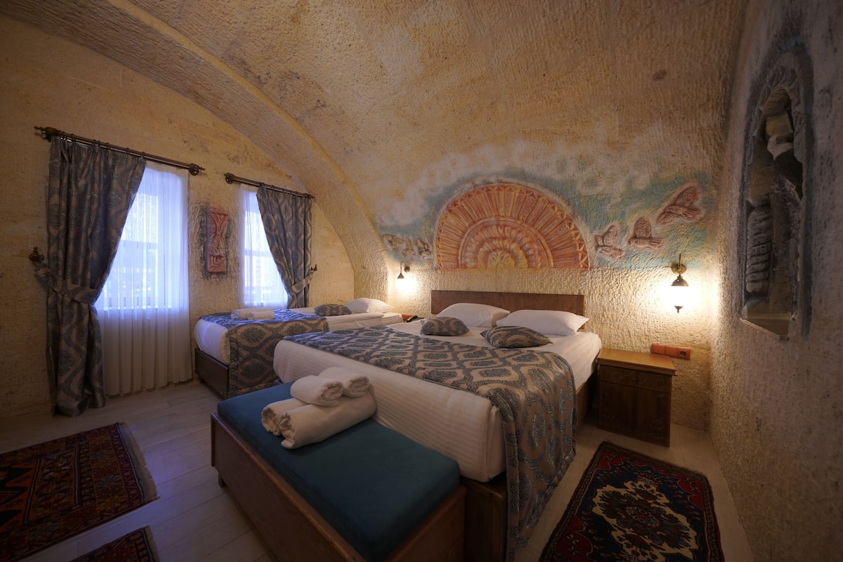 Comfort Room | 1 bedroom, minibar, in-room safe, desk