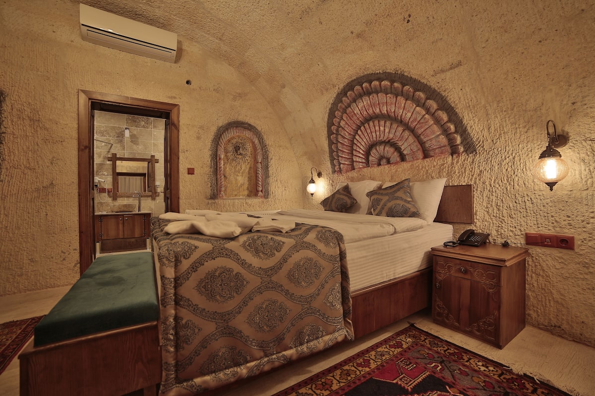 Classic Room | 1 bedroom, minibar, in-room safe, desk