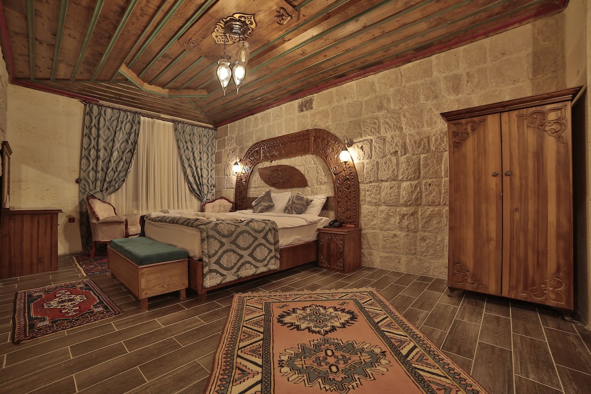 Deluxe Room | 1 bedroom, minibar, in-room safe, desk