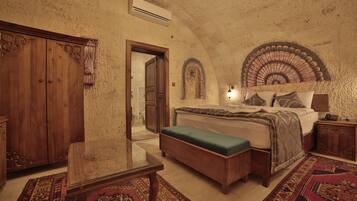 Classic Room | Minibar, in-room safe, desk, laptop workspace