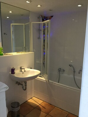 Basic Single Room | Bathroom | Free toiletries, towels