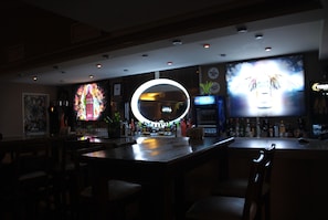 2 bars/lounges