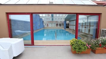 Una piscina al aire libre de temporada, camas de piscina gratis