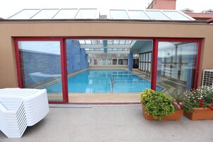 季节性开放的室外游泳池，10:30 至 19:30 开放，免费小屋，日光浴躺椅