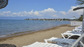 Plage, chaises longues, parasols