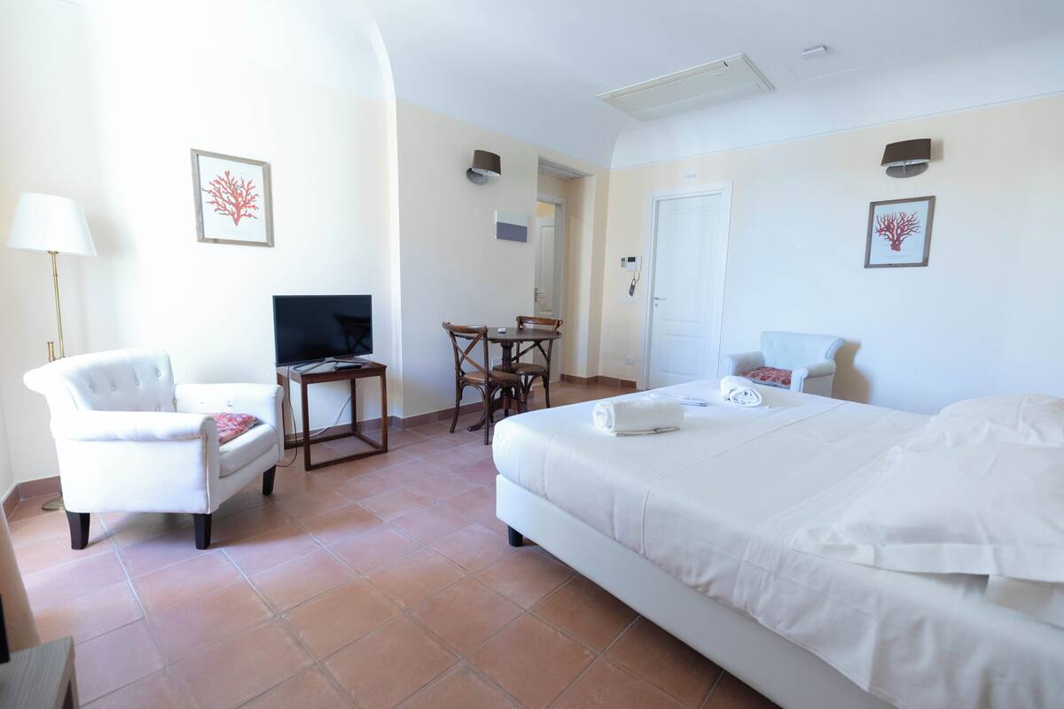 Ropa de cama de alta calidad, cubrecamas y minibar 