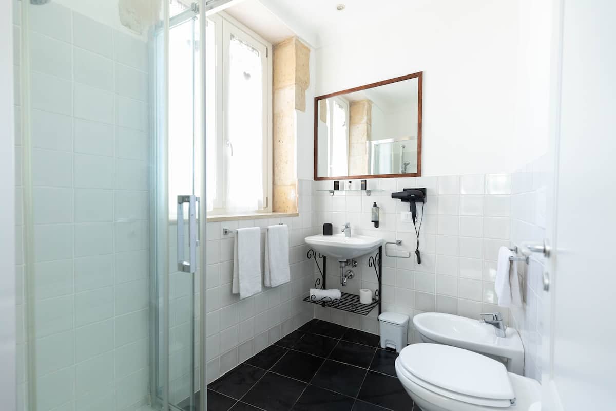 Panoramic-Studio, 1 Doppelbett, Meerblick | Badezimmer