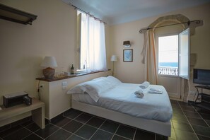 Panorama studio, 1 tweepersoonsbed, uitzicht op zee | Luxe beddengoed, donzen dekbedden, een minibar, een kluis op de kamer