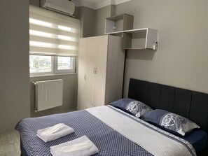 Ropa de cama de alta calidad y escritorio 