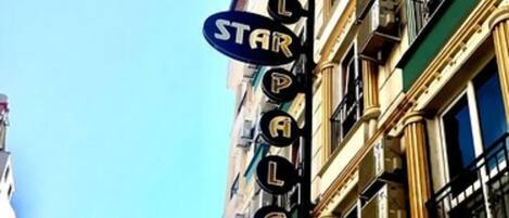 Placa de hotel com o nome 'STAR PALACE'.