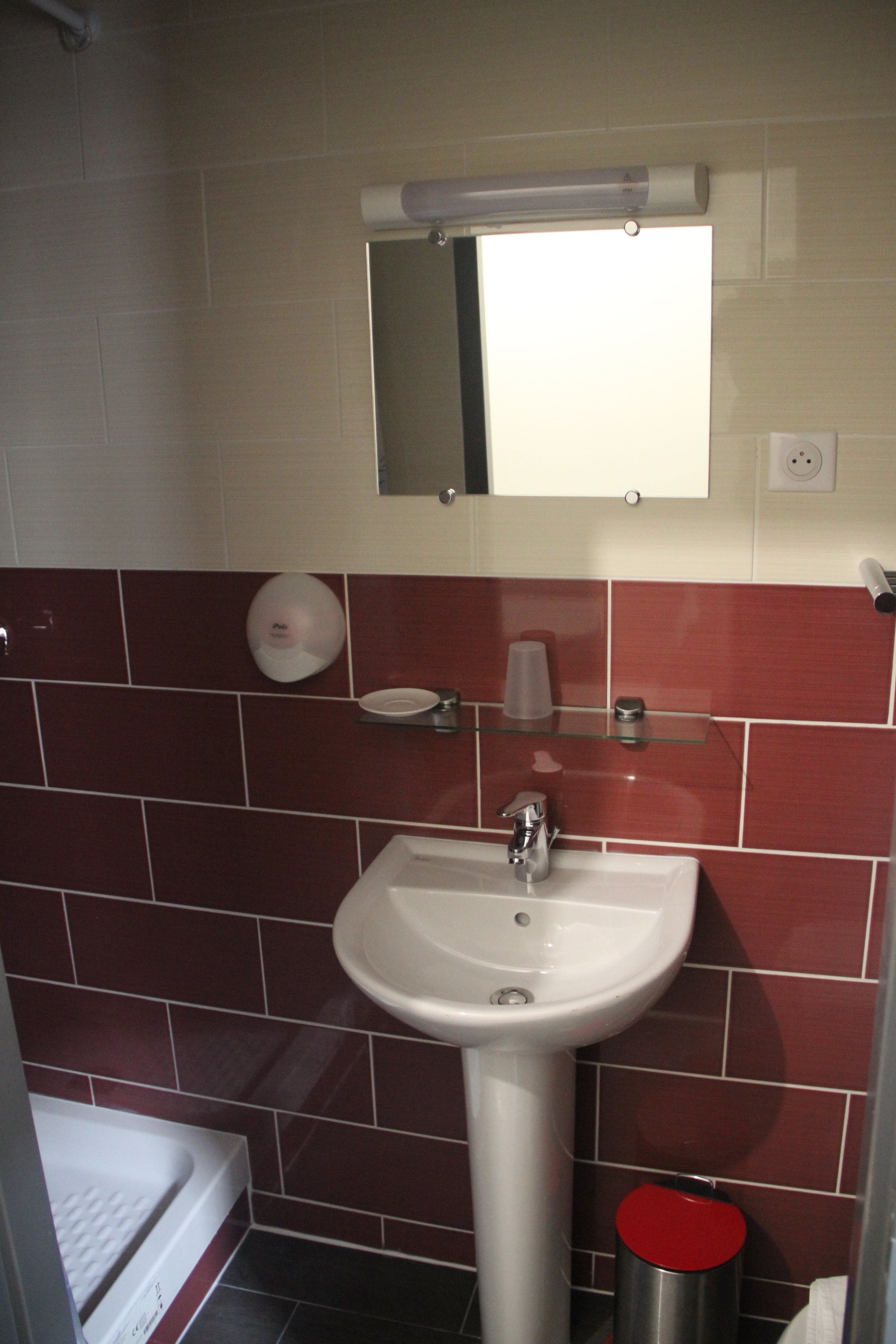 shower, free toiletries, towels