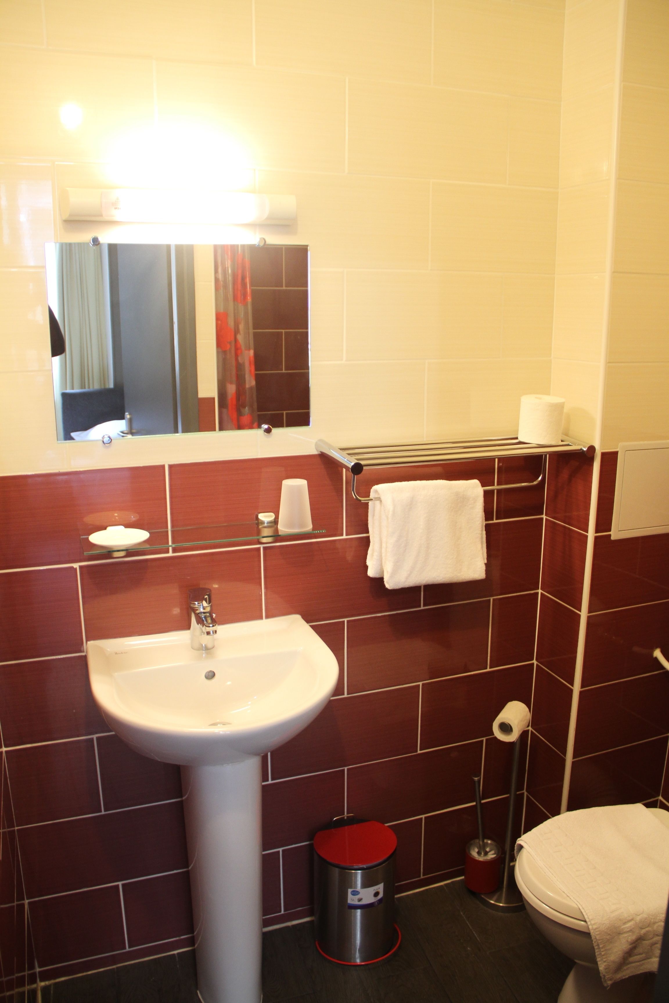 shower, free toiletries, towels