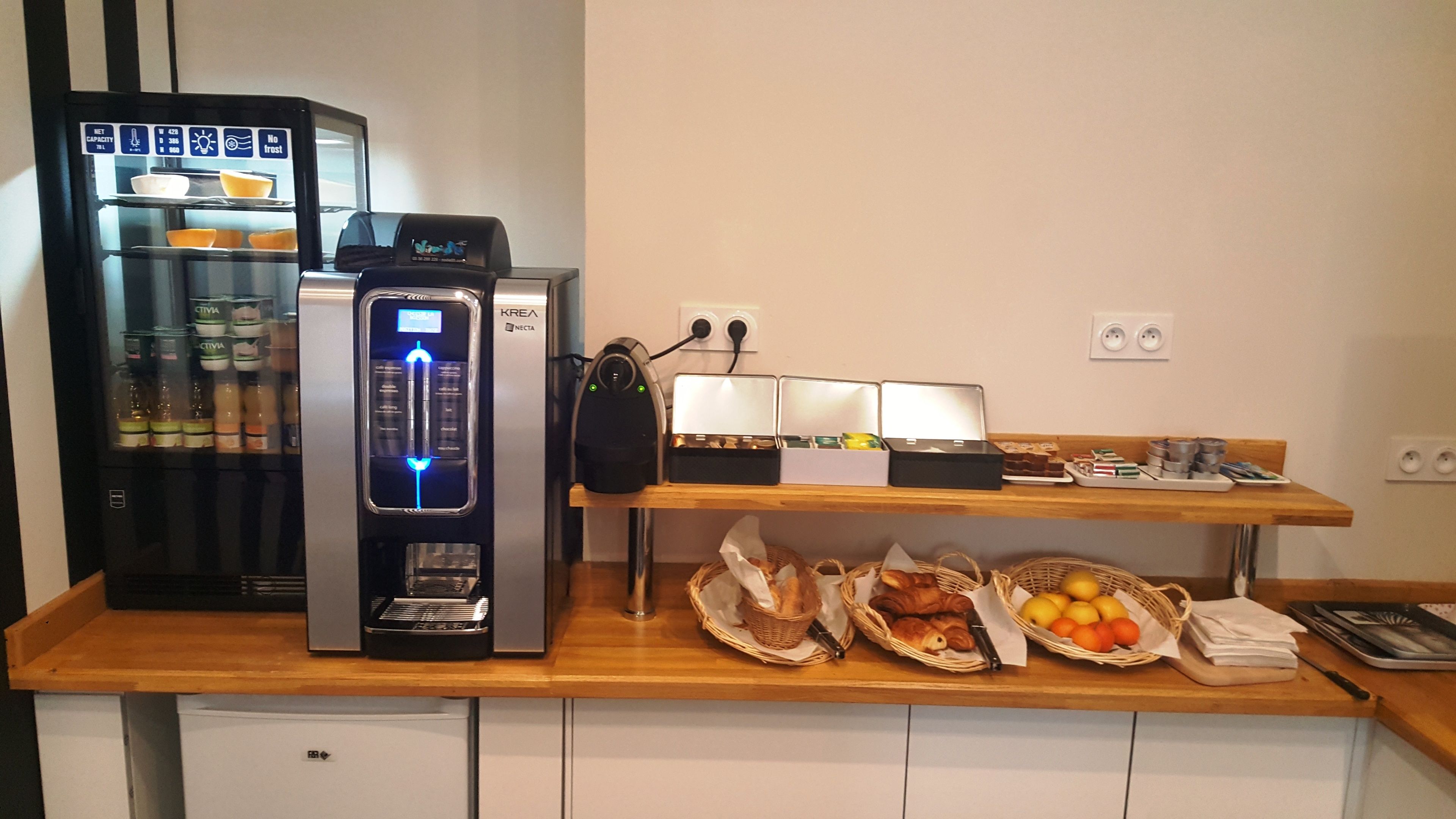 daily continental breakfast (eur 7 per person)