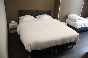 Habitación triple | Escritorio, cunas gratuitas, wifi gratis