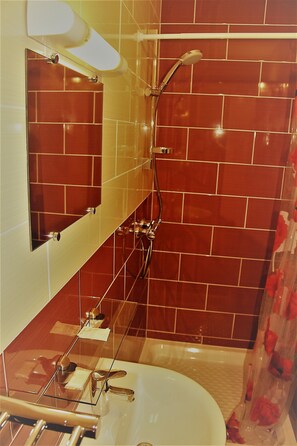 Habitación doble | Baño | Regadera, amenidades de baño gratuitas, toallas 